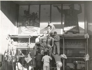 1_Herald sculpture erection